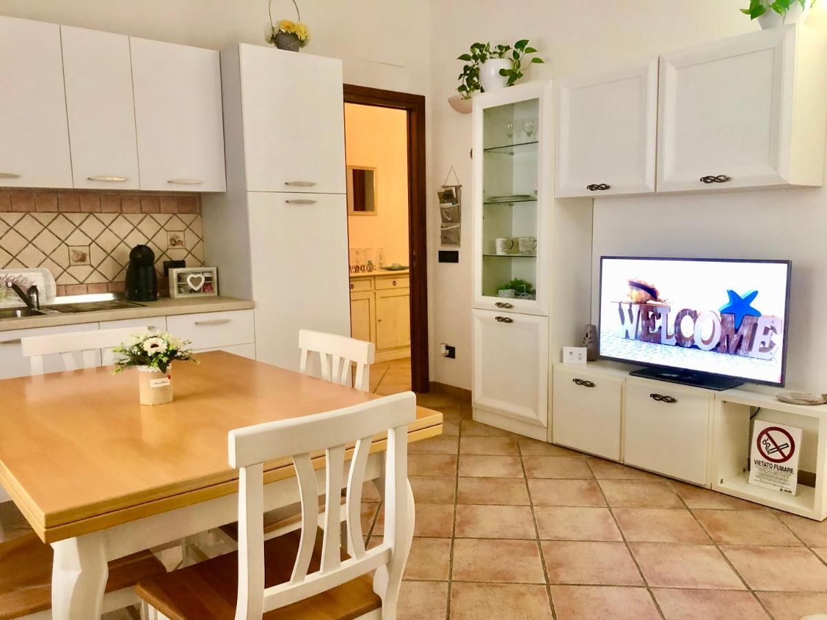 Presso La Maison De Gioel Usufruirai Di Un Indipendente Dotato Di Uso Cucina E Lavatrice Arredato In Maniera Funzionale Situato In Ottima Posizione Vicino A Supermercati Caffetterie Pasticcerie Bar Pizzerie E Tanti Altri Servizi
